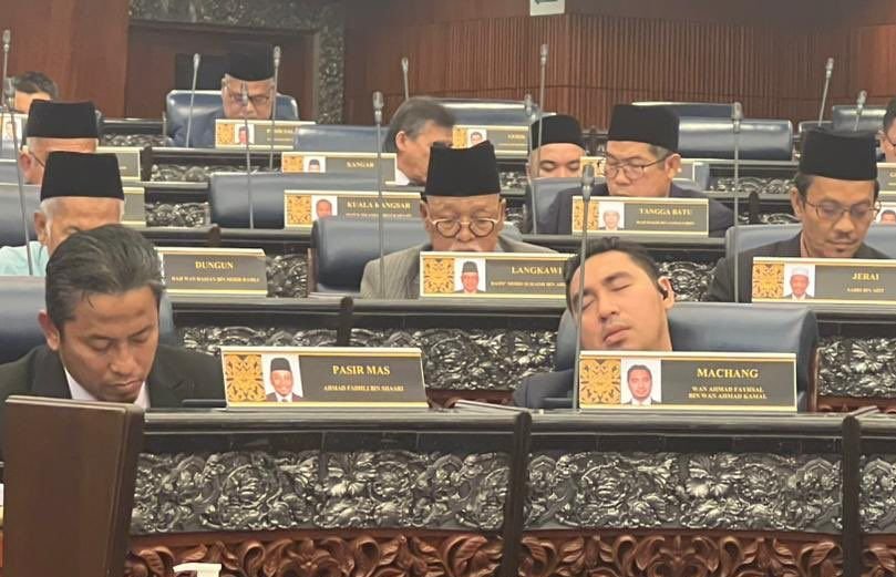 Gambar Wan Ahmad Fayhsal yang tidur ketika di Dewan Rakyat dan menimbulkan kontroversi - gambar fail