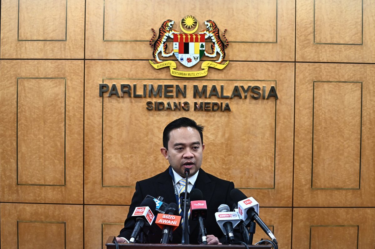 Wan Saiful mengumumkan peletakan jawatan sebagai Ketua Penerangan dalam satu sidang media di lobi Parlimen hari ini - Gambar Fail Jabatan Penerangan