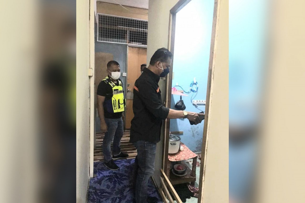 Mohd Zaidi bersama Ketua Bahagian Siasatan Jenayah IPD kota Kinabalu, Deputi Superintendan Rosdi Mat Jusoh memeriksa lokasi kejadian di bilik sewa tingkat 3, Jalan Segama, Kota Kinabalu.