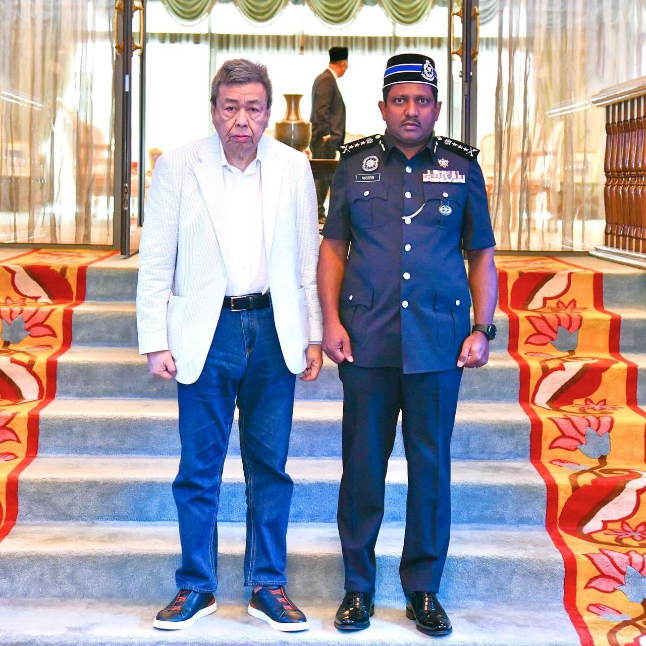 Sultan Sharafuddin bersama Hussein Omar Khan - gambar Facebook