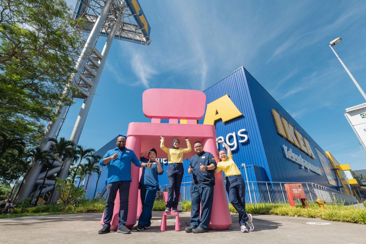 Charles S Nair dan kakitangan IKEA Damansara bergambar bersama kerusi Mammut - gambar IKEA Malaysia
