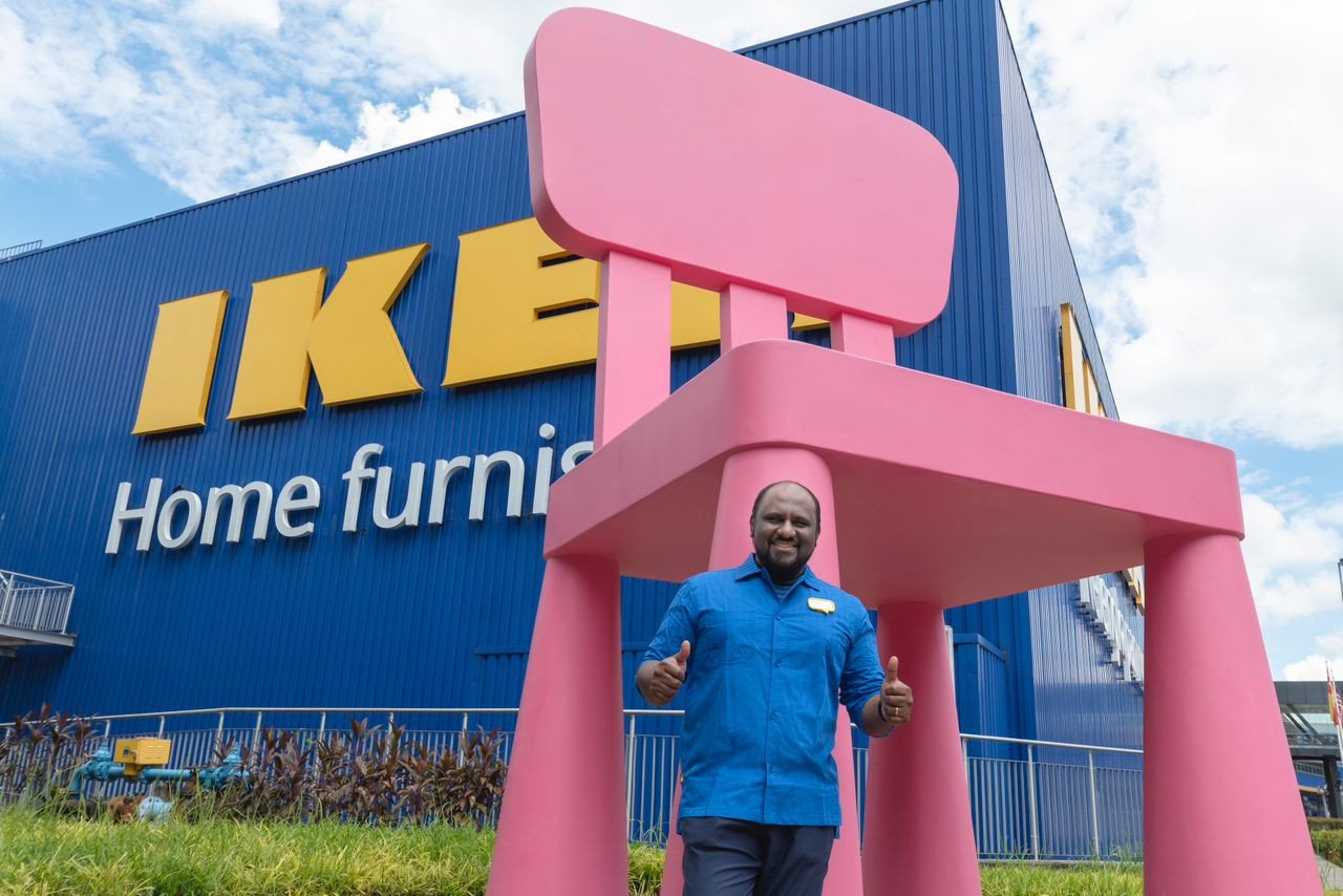 Charles S Nair bersama Mammut - gambar IKEA Malaysia