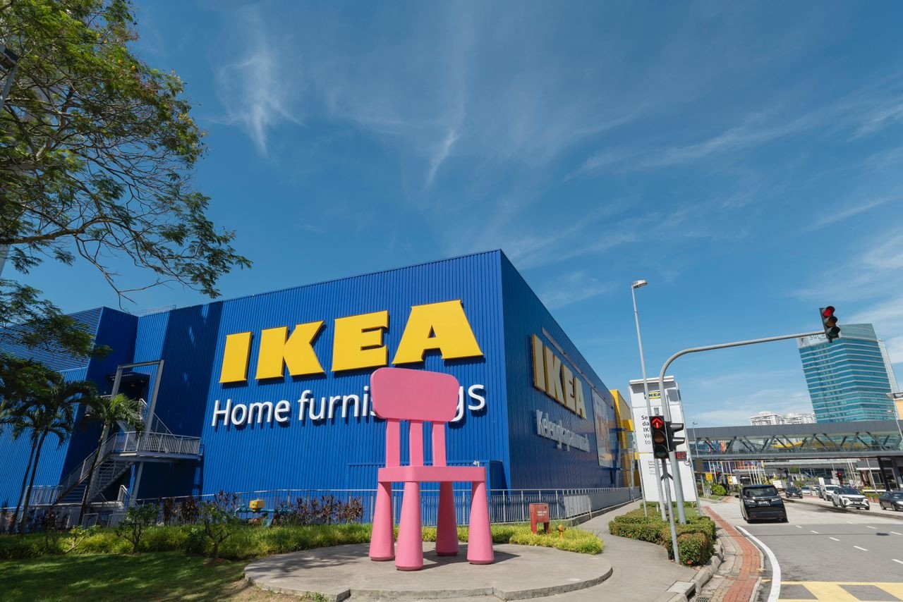 Kerusi merah jambu ini ialah simbolik kepada sambutan ulang tahun ke-20 IKEA Damansara -  gambar IKEA Malaysia