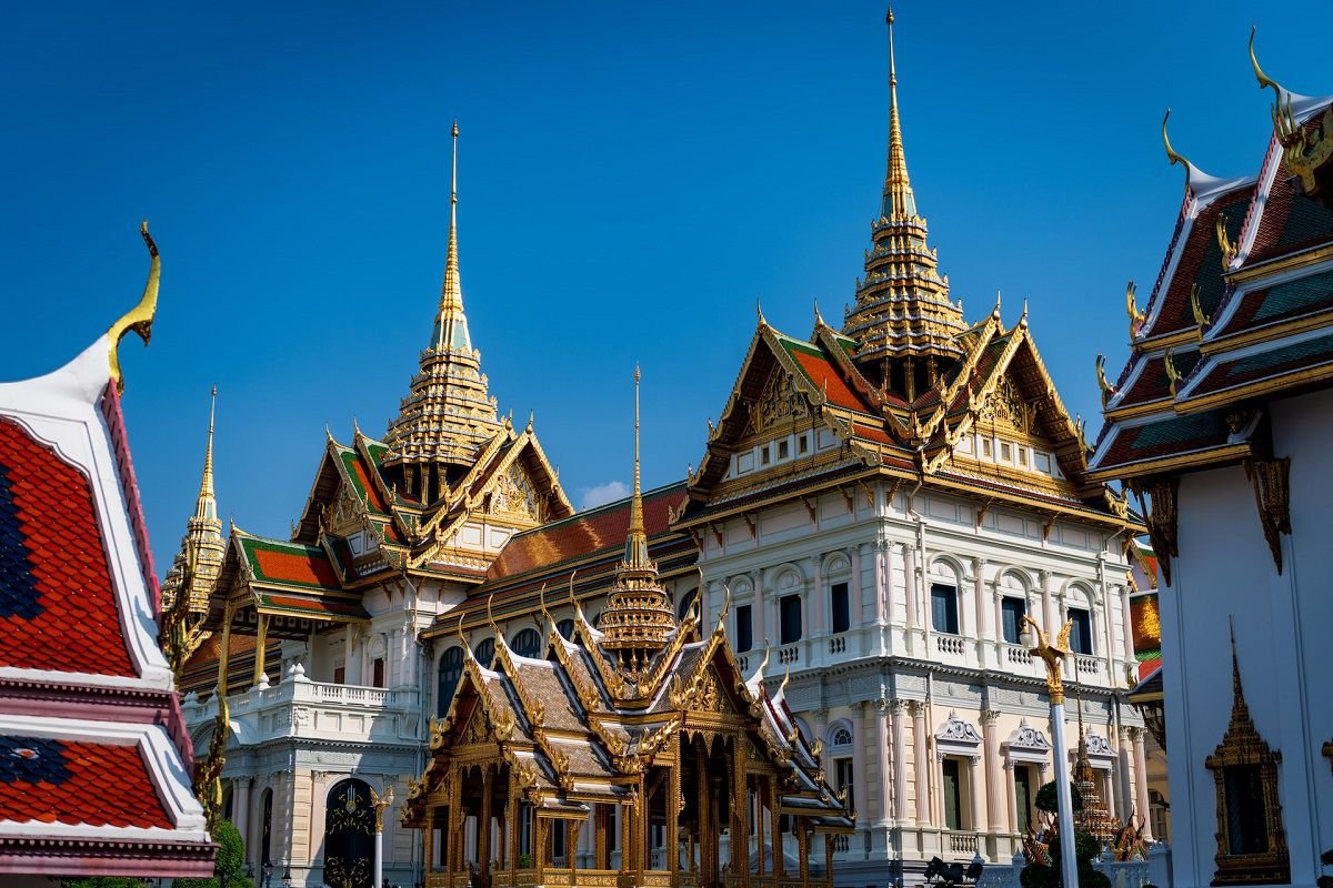 Anda perlu berpakaian sopan jika mengunjungi Grand Palace dan Wat Arun - gambar Unsplash