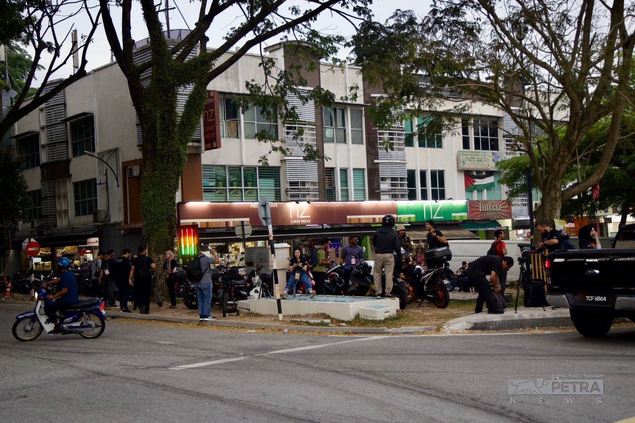 Petugas media sabar menunggu sejak awal pagi di Parlimen Gombak - gambar Mohd Hazli Hassan