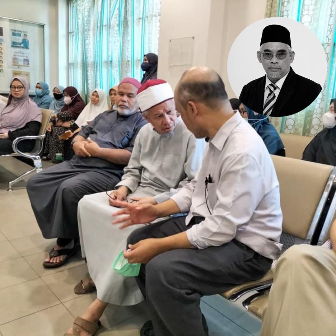 Dr Zulkifli Al Bakri (duduk, tengah) sempat menziarahi jenazah Allahyarham di Hospital Shah Alam - gambar Facebook