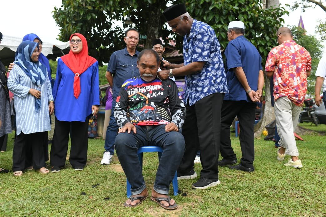 Acara mencukur rambut Shahnun Abdul Rahman dibuat pada Majlis Kacau Bubur Asyura di Dusun Fadzil, Kampung Changkat Setol - gambar Rafisqi Radhi
