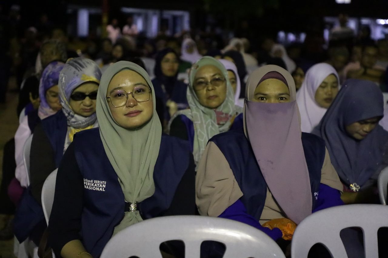 Antara muslimat yang hadir pada ceramah Perikatan Nasional di Shah Alam malam tadi - gambar Qurnisha Hamka