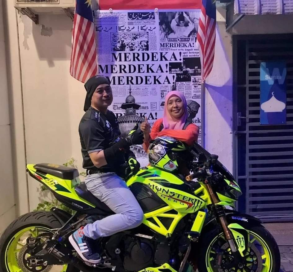 Mangsa, Ridzuan Salleh, dan isteri, Rosmawati Ismail bersama motosikal berkuasa tinggi yang dikongsi di Facebook. 