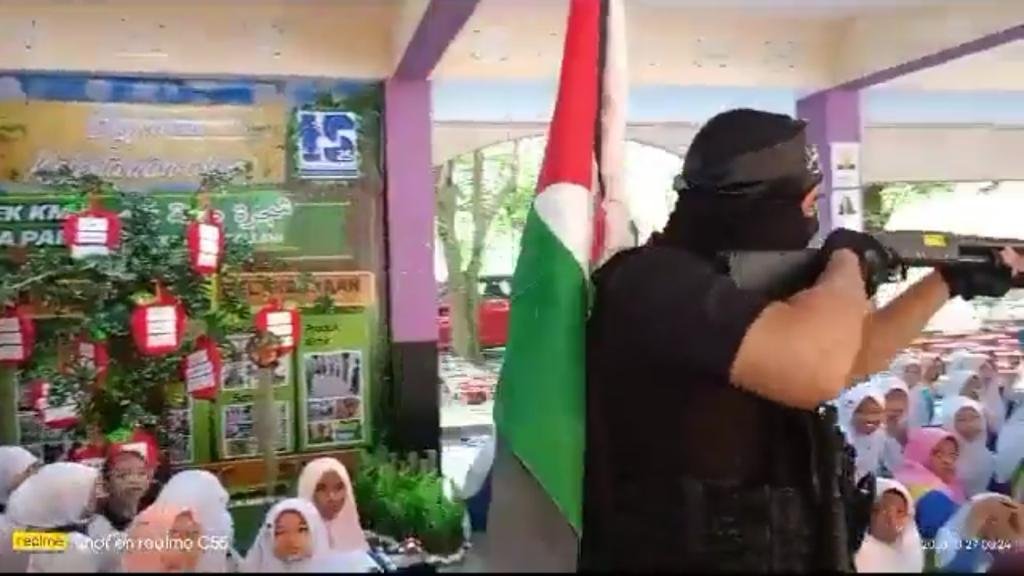 Pemakaian serban dan senapang mainan pada minggu solidariti Palestin di sebuah sekolah yang mencetus perdebatan orang ramai. gambar fail