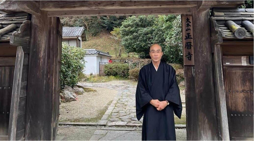 Ketua Paderi Koshin Ohara berdiri di hadapan Kuil Shoryakuji