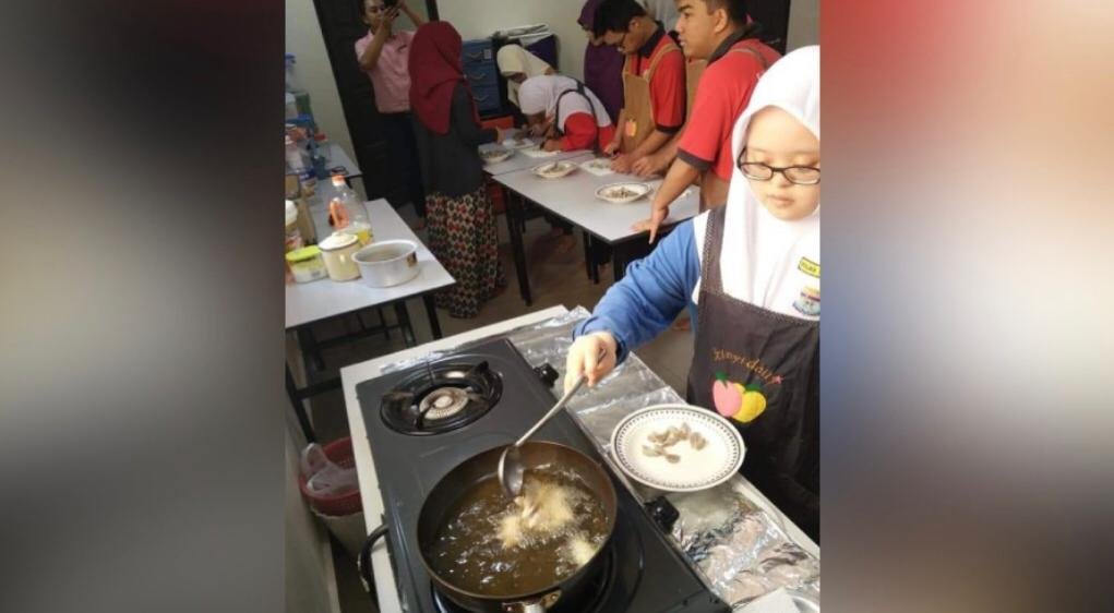 Anak-anak OKU diajar untuk sentiasa berdikari termasuklah belajar memasak di dapur.