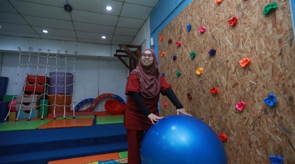 Penolong Ketua Jabatan Autism Gym Centre, Sabrina Fatimah Azzahara Abdullah menunjukkan sebahagian alatan terapi yang digunakan untuk kanak-kanak Autism.