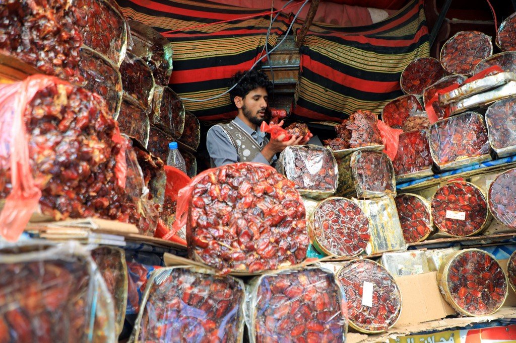 Peniaga menjual buah kurma di bandar Sanaa, Yaman. - Gambar AFP