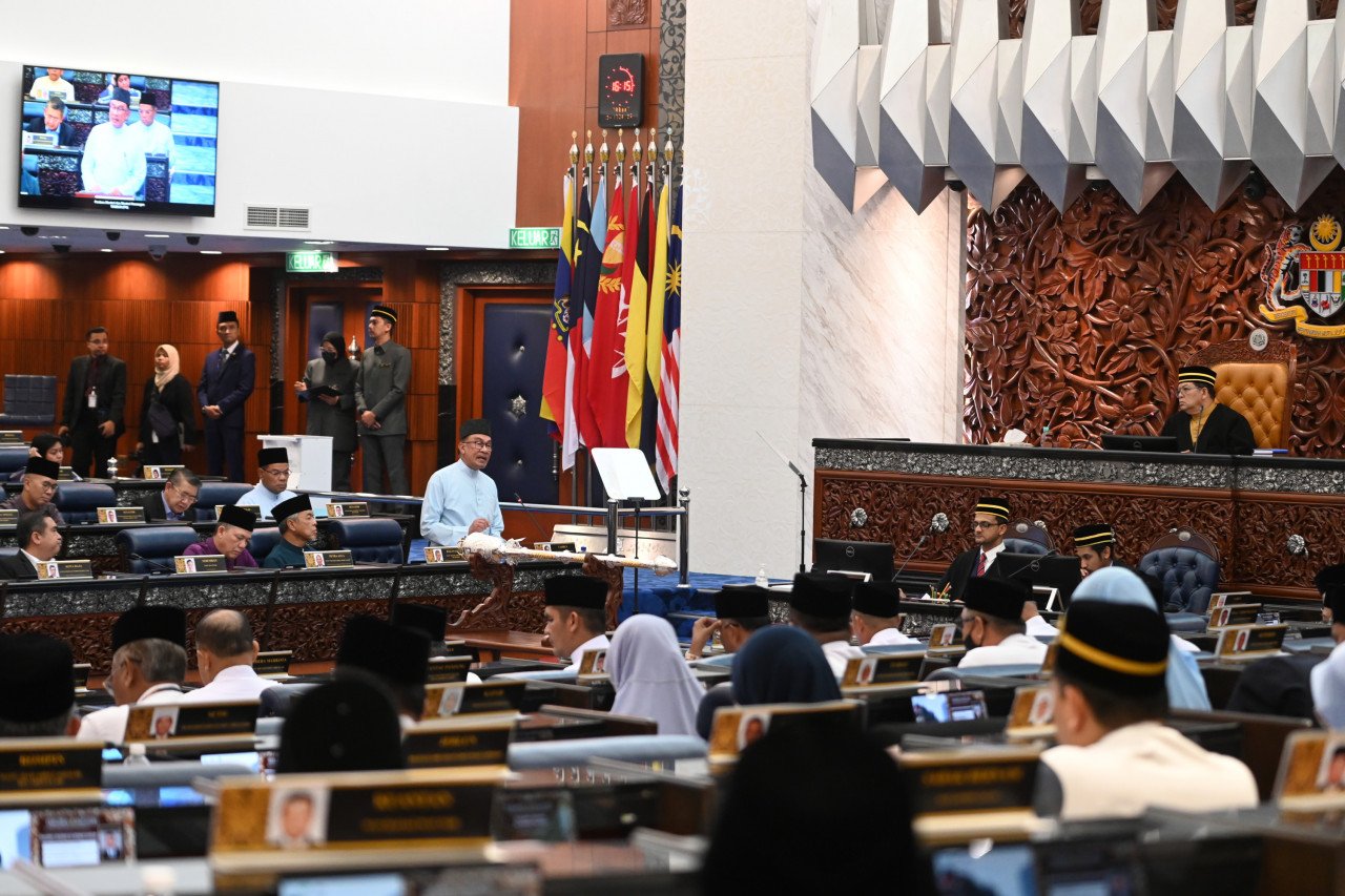 Anwar ketika membentangkan Belanjawan 2023 di Dewan Rakyat, hari ini. - Jabatan Penerangan