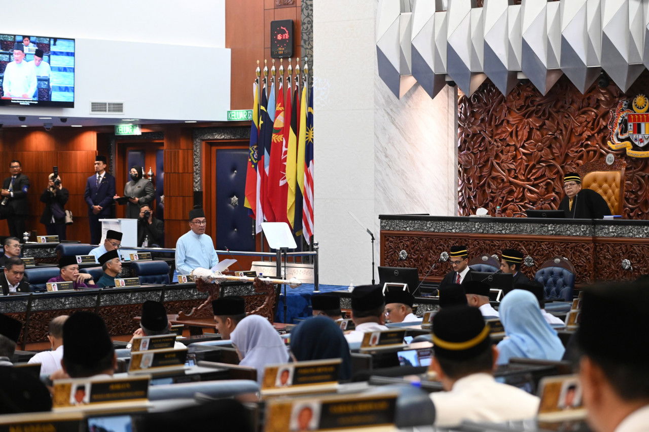 Anwar Ibrahim berkata, sementara M40 mendapat manfaat daripada pengurangan kadar cukai, kerajaan akan menaikkan kadar cukai bagi mereka yang berpendapatan tinggi - Gambar Jabatan Penerangan