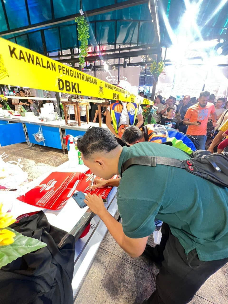 Penguatkuasa DBKL menulis notis penutupan dalam operasi semalam - gambar Facebook