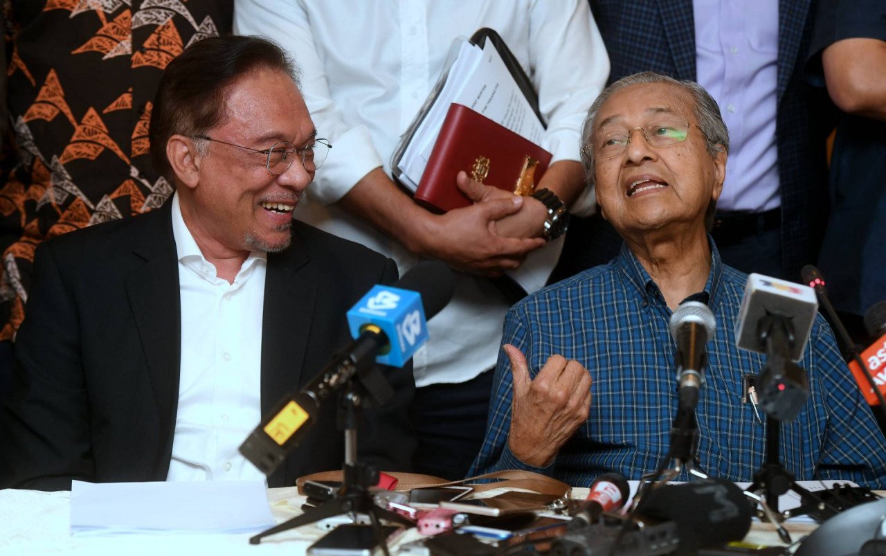 Pada 2 September 1998, Perdana Menteri, Dr Mahathir memecat Anwar yang juga Timbalan Perdana daripada kerajaan. - Gambar fail