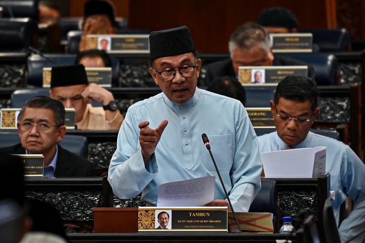 Anwar Ibrahim ketika membentangkan Belanjawan 2023 di Parlimen Jumaat lalu. - Gambar dari Jabatan Penerangan