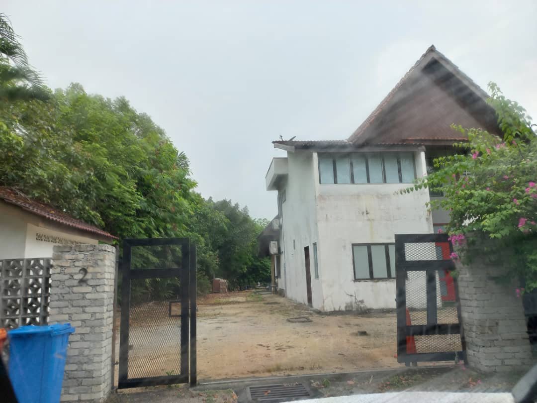 Rumah Banglo Zalina Azman di Shah Alam sudah dua kali digeledah oleh polis bagi mencari petunjuk kehilangan. - Gambar dari Suara Merdeka 