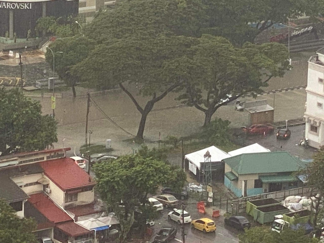 Beberapa kawasan termasuk Bayan Lepas, Bayan Baru serta Bukit Jambul terjejas akibat banjir kilat. - Gambar dari Facebook Penang Press