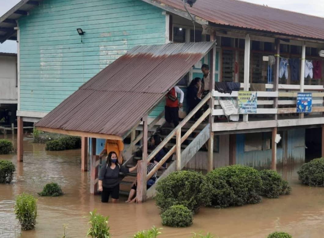 Foto menunjukkan sebuah pusat mengundi di Baram dinaiki banjir - Gambar media sosial