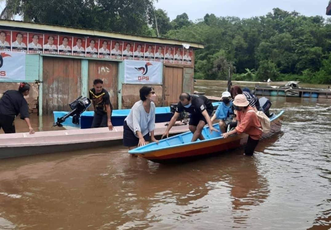 Pusat mengundi di beberapa kawasan di Baram dinaiki banjir sehingga pengundi terpaksa menggunakan bot untuk membuang undi - Gambar sosial media