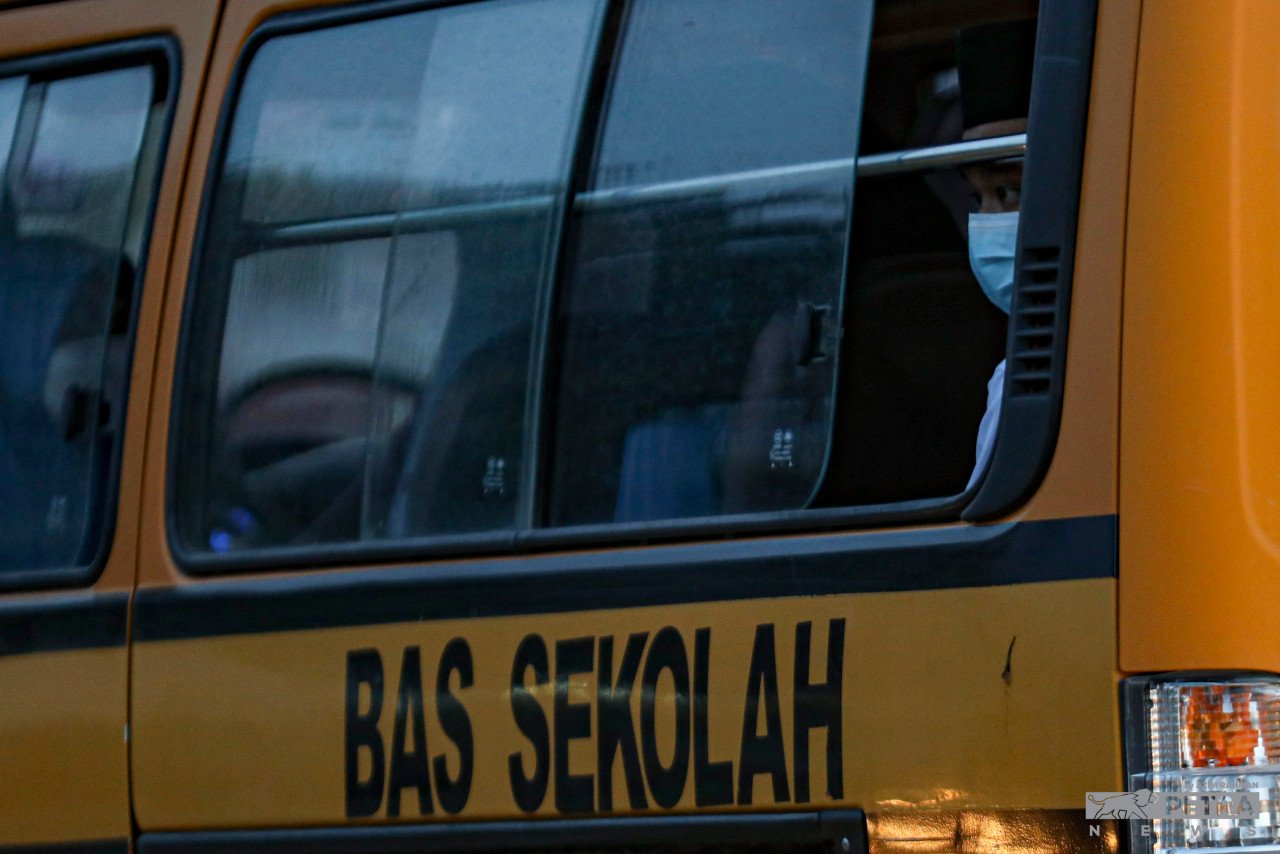 Kenaikan tambang bas sekolah di sekitar Lembah Klang dijangka bermula minggu ini atau Julai depan. - Gambar fail