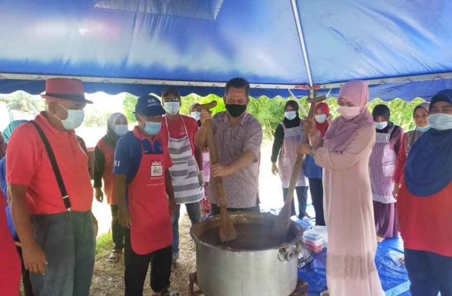 Memasak bubur asyura dan diagih-agihkan kepada orang ramai juga merupakan tradisi yang baik, yang dilakukan umat Islam di Malaysia pada 10 Muharram. - Gambar fail Bernama