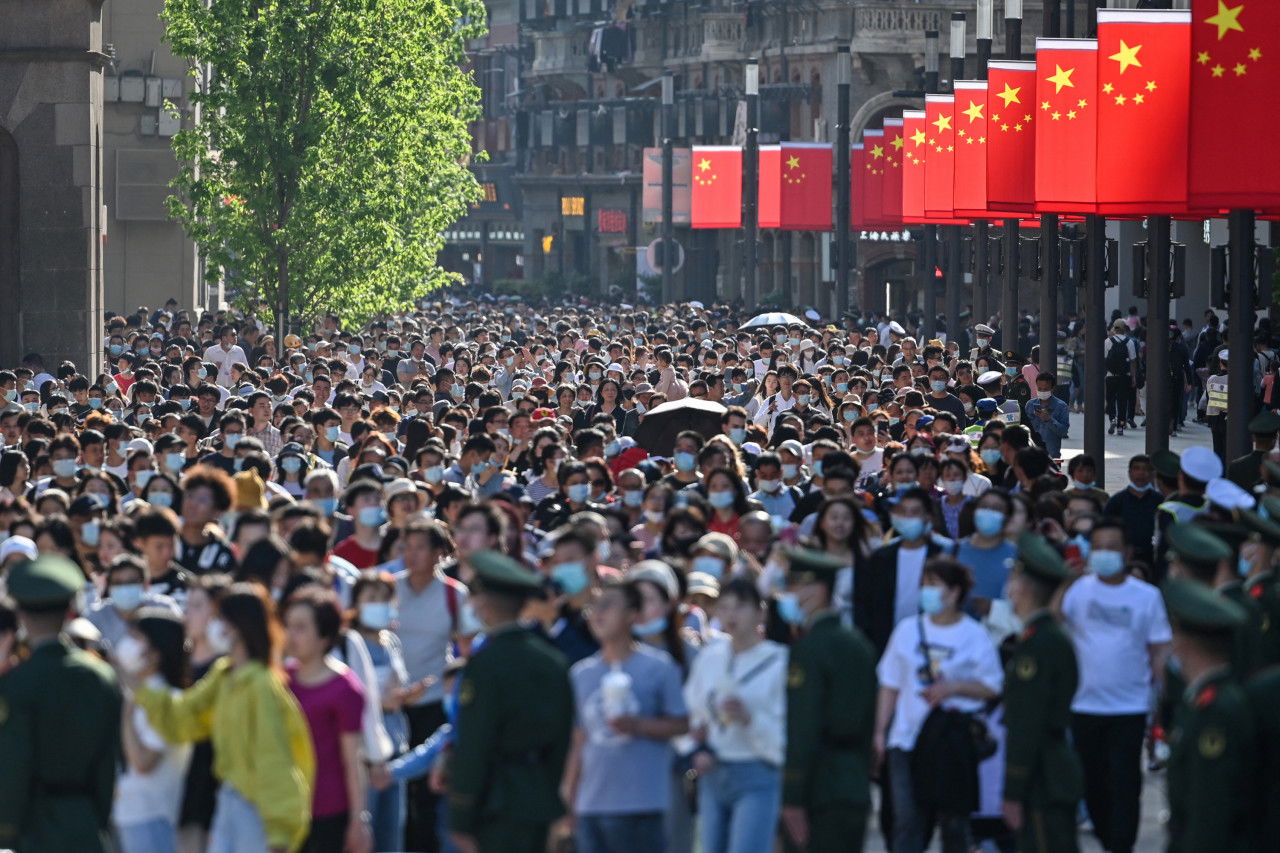Beijing telah menarik balik syarat wajib ujian COVID-19 dan memansuhkan perintah berkurung awal bulan ini. - Gambar fail