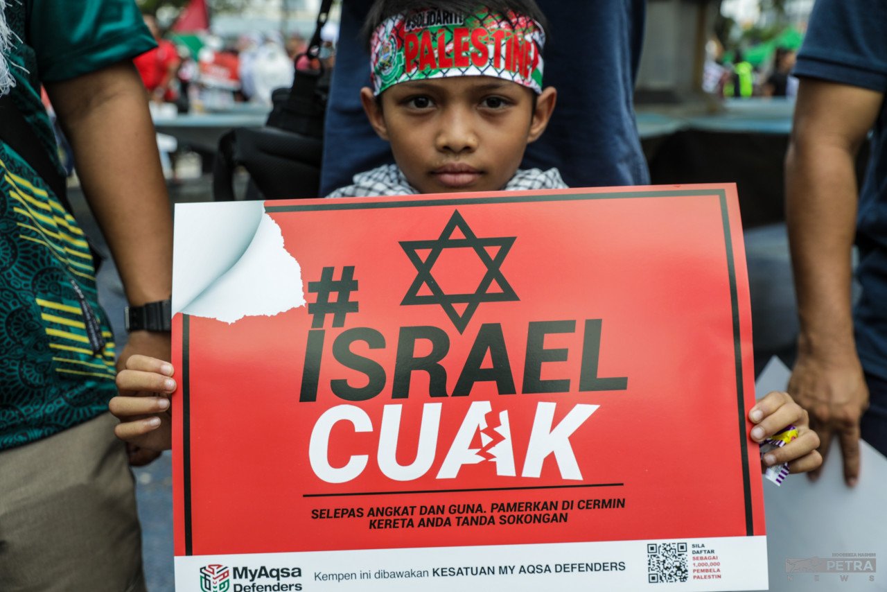 Anak kecil ini turut menyertai Himpunan Solidariti Bersama Gaza - gambar Nooreeza Hashim