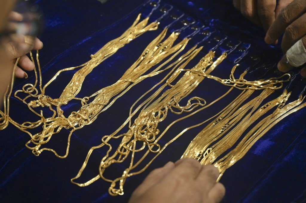 Emas perhiasan wajib dibayar zakat apabila jumlah berat emas yang disimpan itu menyamai atau melebihi nisab 800 gram (bagi Kuala Lumpur dan Selangor). - Gambar AFP