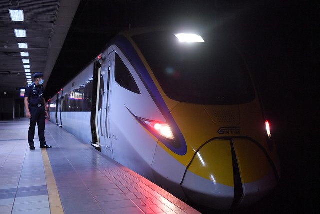 Keretapi Tanah Melayu Berhad (KTMB) yang menawarkan perkhidmatan tren khas tambahan ke Pantai Timur (716 tiket) dan perkhidmatan tren elektrik (ETS) yang menyediakan 2,520 tiket - Gambar Fail Bernama