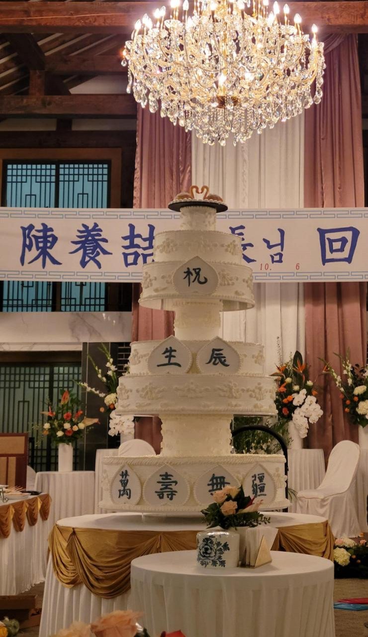Kek setinggi 1.6 meter yang dipaparkan dalam drama bersiri Reborn Rich (2022) terbitan JTBC.