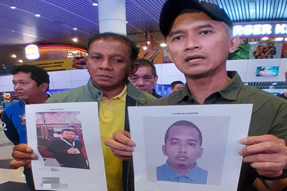 Mohd Shuhaily Mohd Zain (kanan) memegang gambar suspek pada sidang media selepas kejadian - gambar BERNAMA