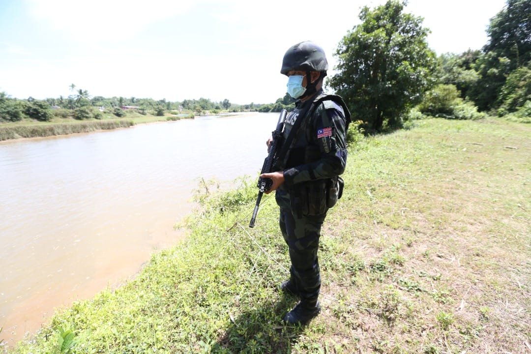 Anggota Batalion Ke-9 Pasukan Gerakan Am (PGA9) membuat kawalan keselamatan di Pos Pengkalan Pulau, Rantau Panjang di sini, hari ini.
