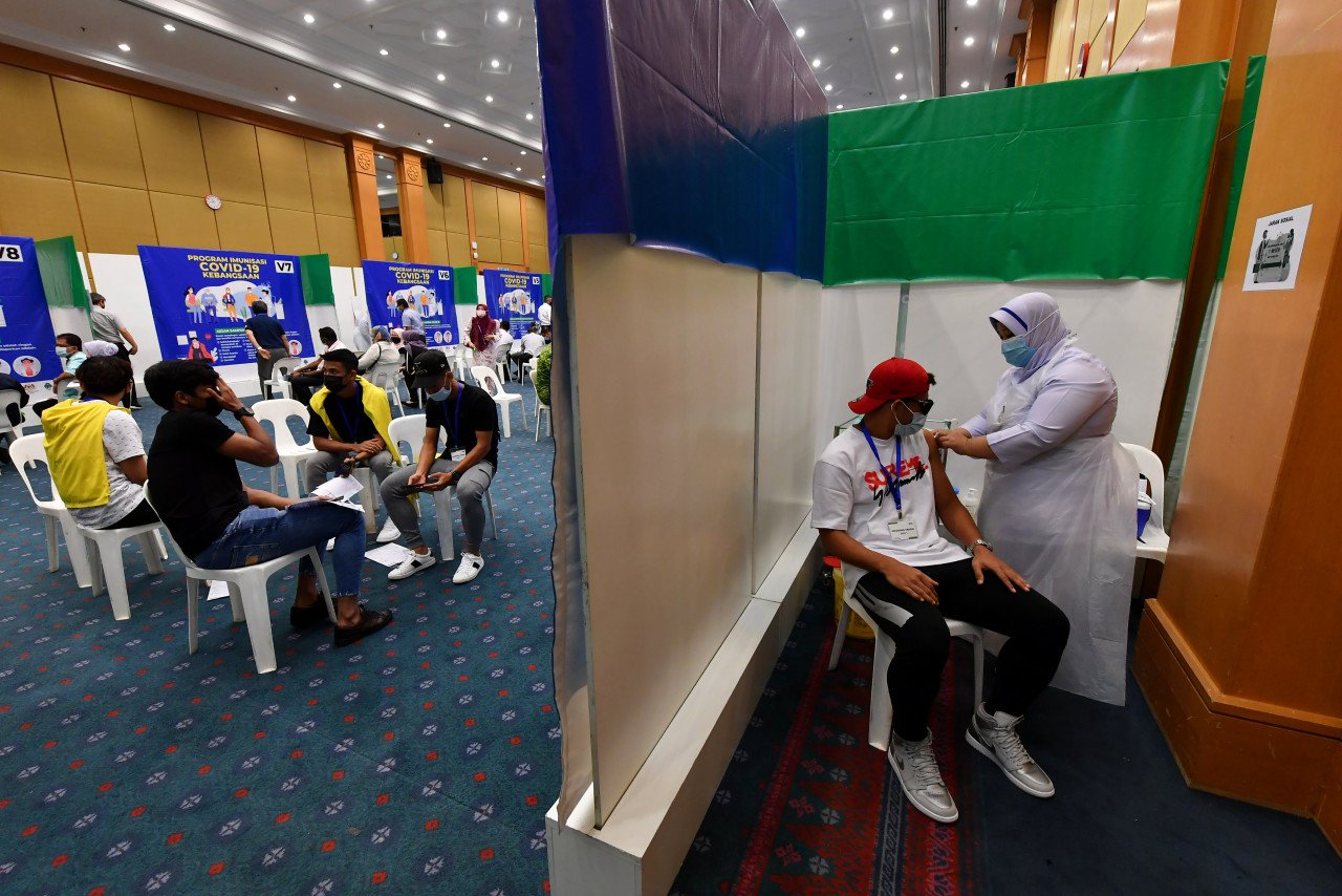 Barisan pemain dan pegawai skuad bola sepak kebangsaan menerima vaksin COVID-19 di bawah Program Imunisasi COVID-19 Kebangsaan, Kementerian Belia dan Sukan (KBS) di Putrajaya. Gambar: Faisal Jaafar, Bernama