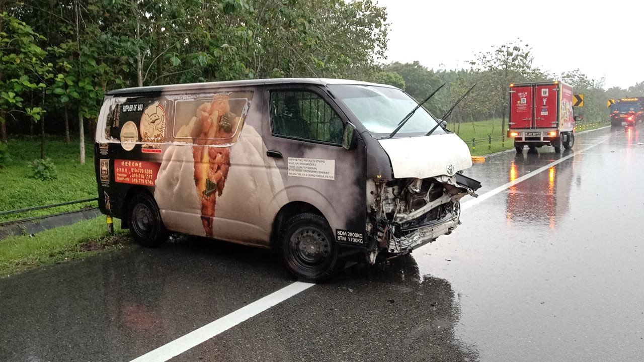 Pemandu perodua Myvi dan pemandu lori trailer tidak mengalami kecederaan manakala pemandu van Hiace yang cedera di bawa ke Hospital Kluang untuk rawatan lanjut