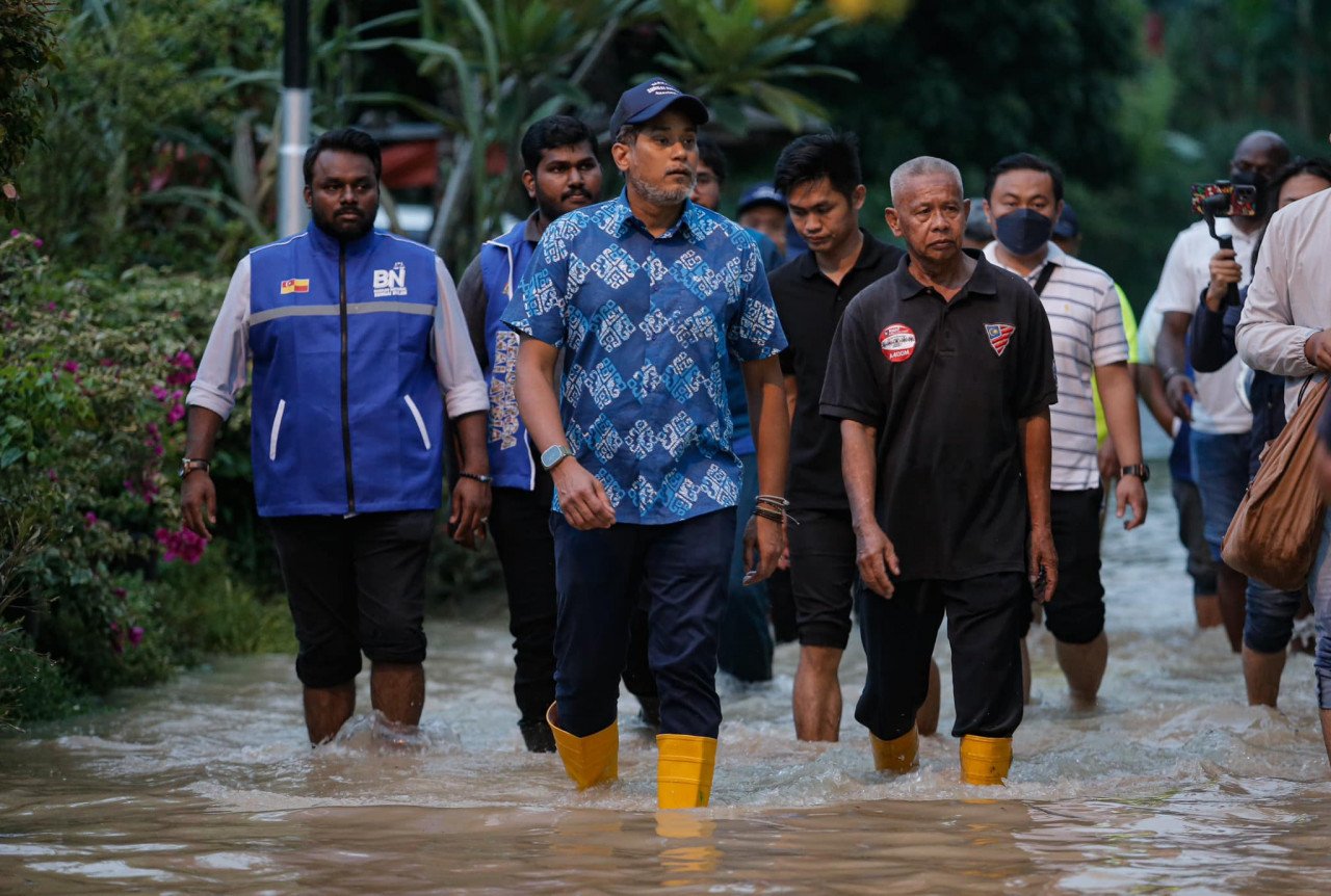 Calon BN Khairy Jamaluddin menangguhkan kempennya seketika untuk bertemu penduduk terkesan dengan banjir - Gambar Facebook Khairy Jamaluddin