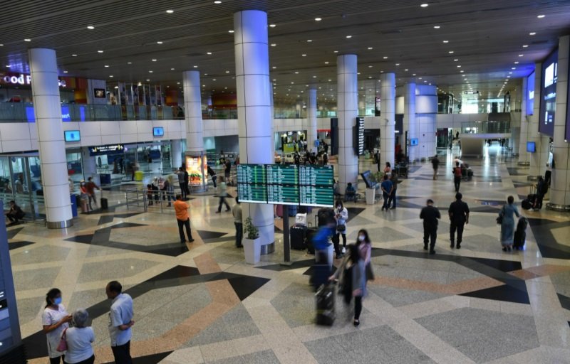 Survelan di pintu masuk antarabangsa negara (PMA) turut dipertingkat dengan kerjasama Jabatan Imigresen Malaysia (JIM), syarikat penerbangan dan agensi berkaitan termasuk pihak Malaysian Airlines Holding Berhad (MAHB) - Gambar Hiasan