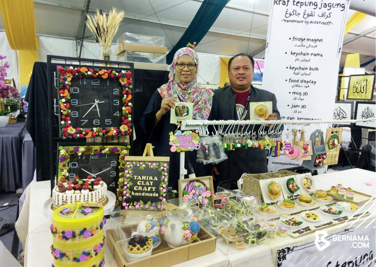 Pasangan suami isteri dari Sungai Petani, Kedah, Aida Yuhaini Yusoff dan suaminya, Hasnizar Abdul Halim menceburi bidang pembuatan kraf tangan dengan menggunakan doh tepung jagung sebagai bahan asas utama sejak 2019. - gambar BERNAMA