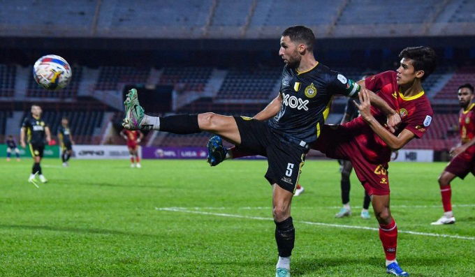 Pemain Negeri Sembilan FC Zainal Abidin Jamil (kanan) bersaing dengan pemain Perak FC Luciano Guaycochea (kiri) pada perlawanan Liga Super di Stadium Tuanku Abdul Rahman Paroi. – Gambar BERNAMA