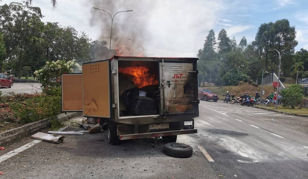 Keadaan lori yang terbakar di Jalan Datin Halimah, Johor Bahru, pagi tadi.