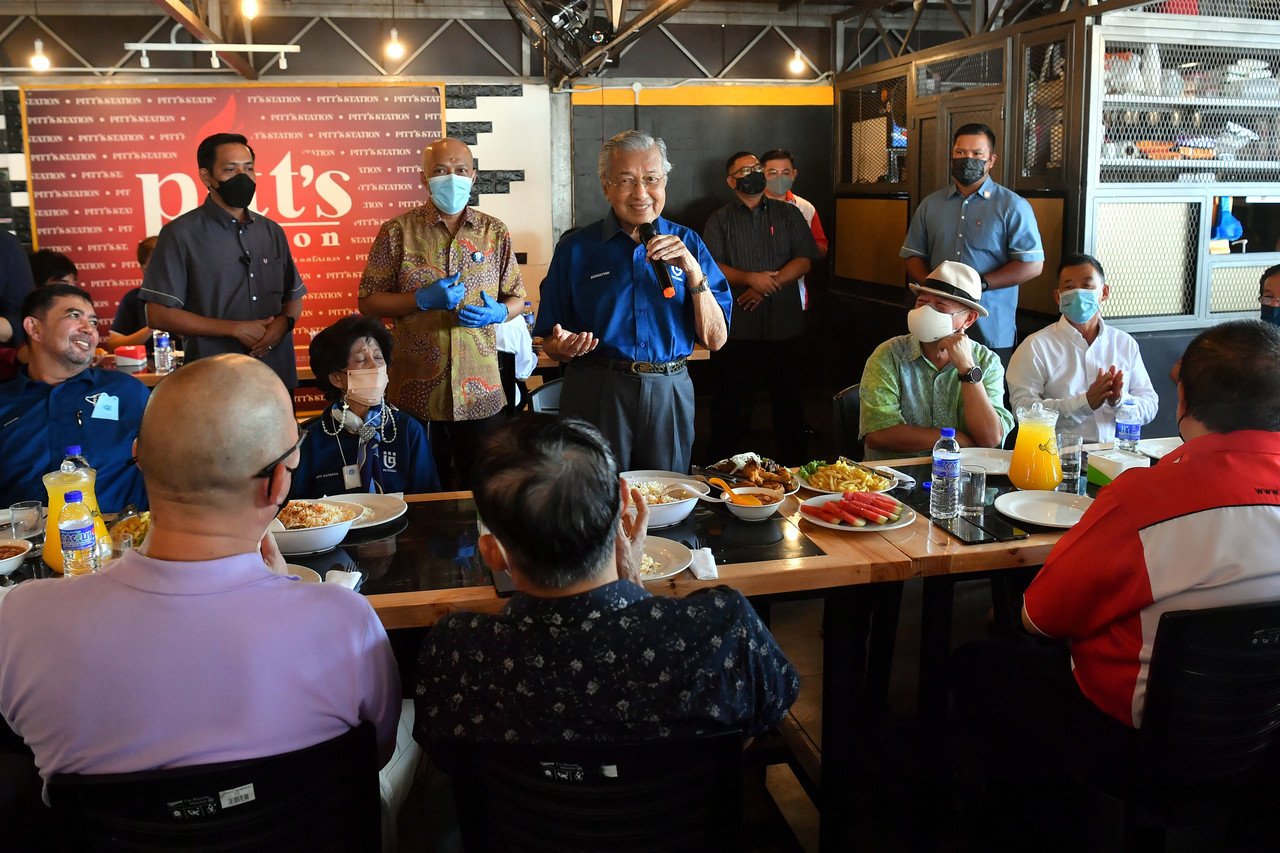 Dr Mahathir Mohamad berucap pada Majlis Makan Tengahari bersama Persatuan Perniagaan dan Perindustrian Cina, Kluang di Pitt Station, Ayer Hitam, hari ini. - Gambar Bernama