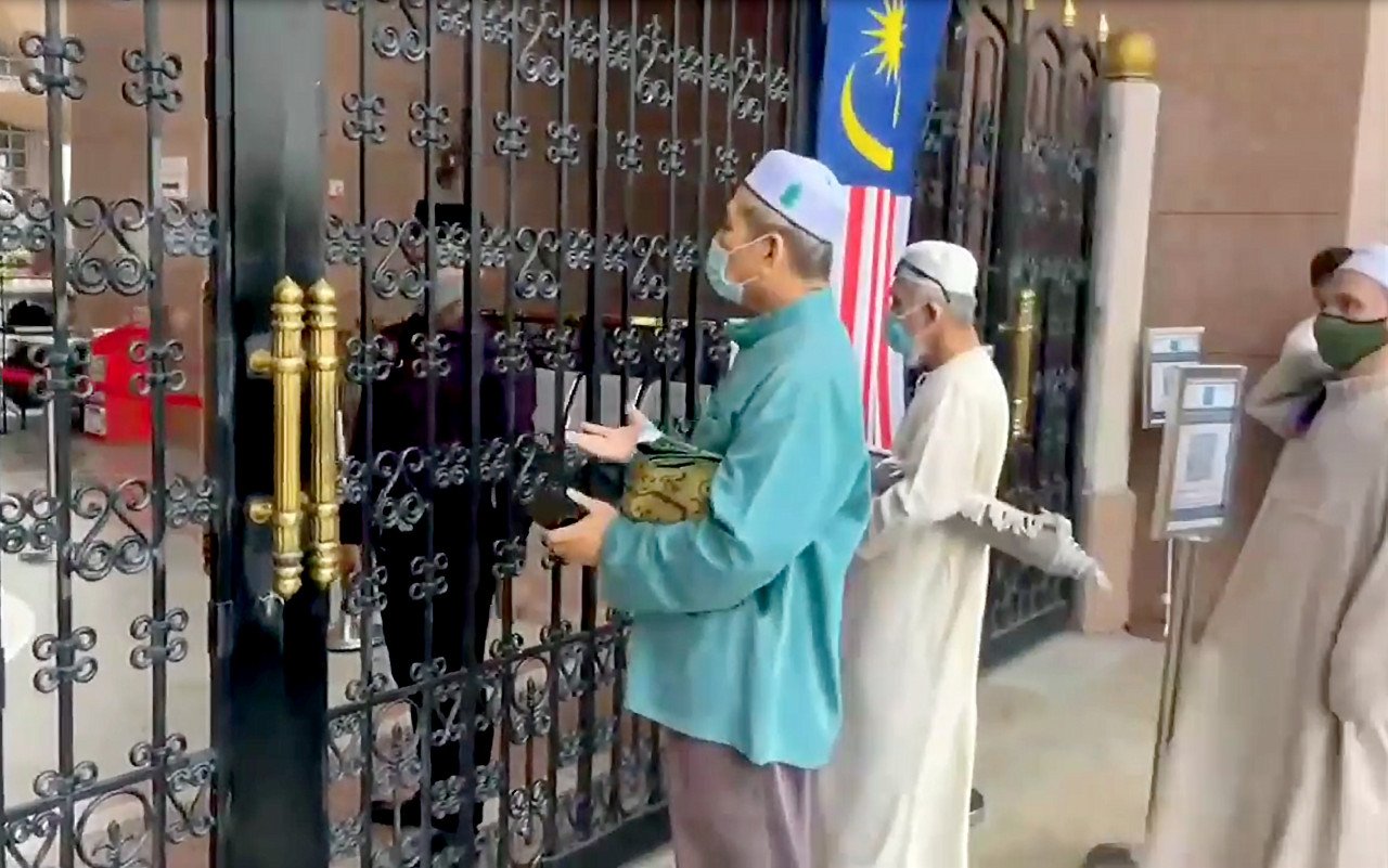 Video yang tular di media sosial menunjukkan sekumpulan jemaah tidak dapat memasuki sebuah masjid untuk menunaikan solat sedangkan ada orang kenamaan dipercayai dapat memasukinya tanpa mengikut giliran. - Gambar dari media sosial