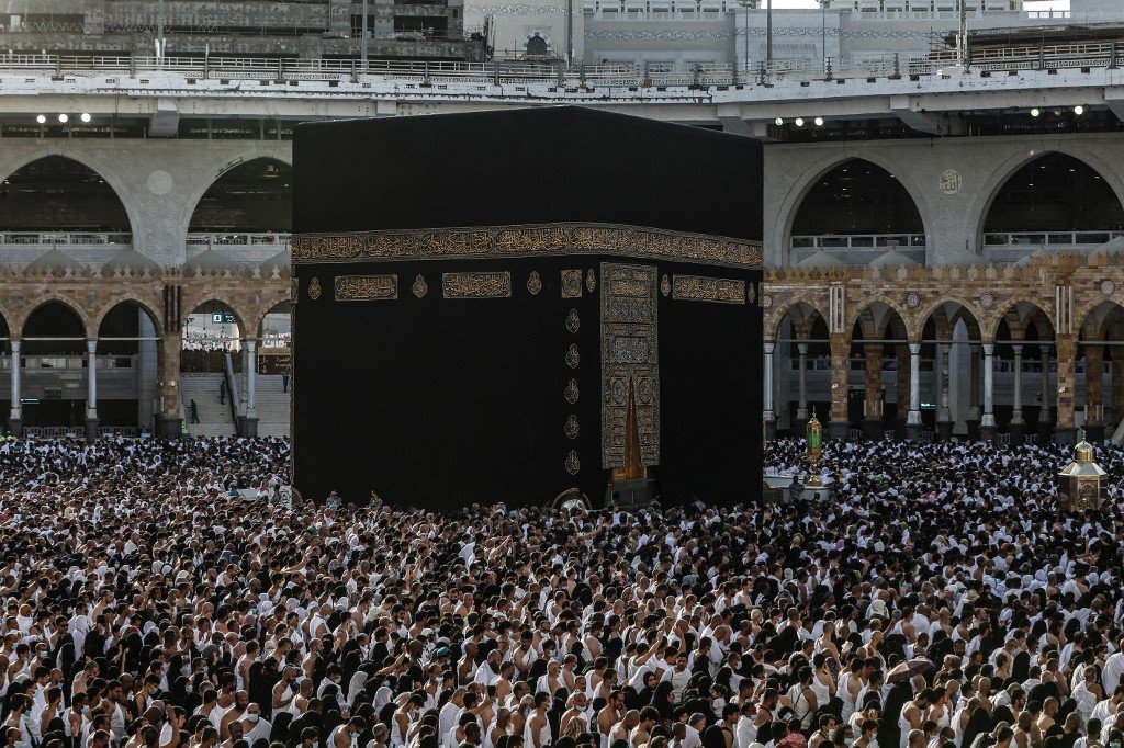 "Buat kita di sini yang tidak menunaikan ibadat haji, jangan lepaskan peluang untuk mendapat pahala berganda" - Gambar hiasan AFP