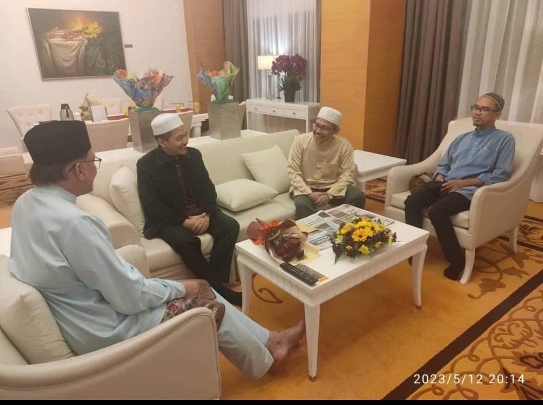 Anwar (kiri) berbual dengan Nik Mohamad Abduh (dua dari kiri) dan Nik Omar , sempena kehadiran Perdana Menteri pada Majlis Rumah Terbuka Malaysia Madani, semalam. - Gambar dari Facebook Najib Bakar