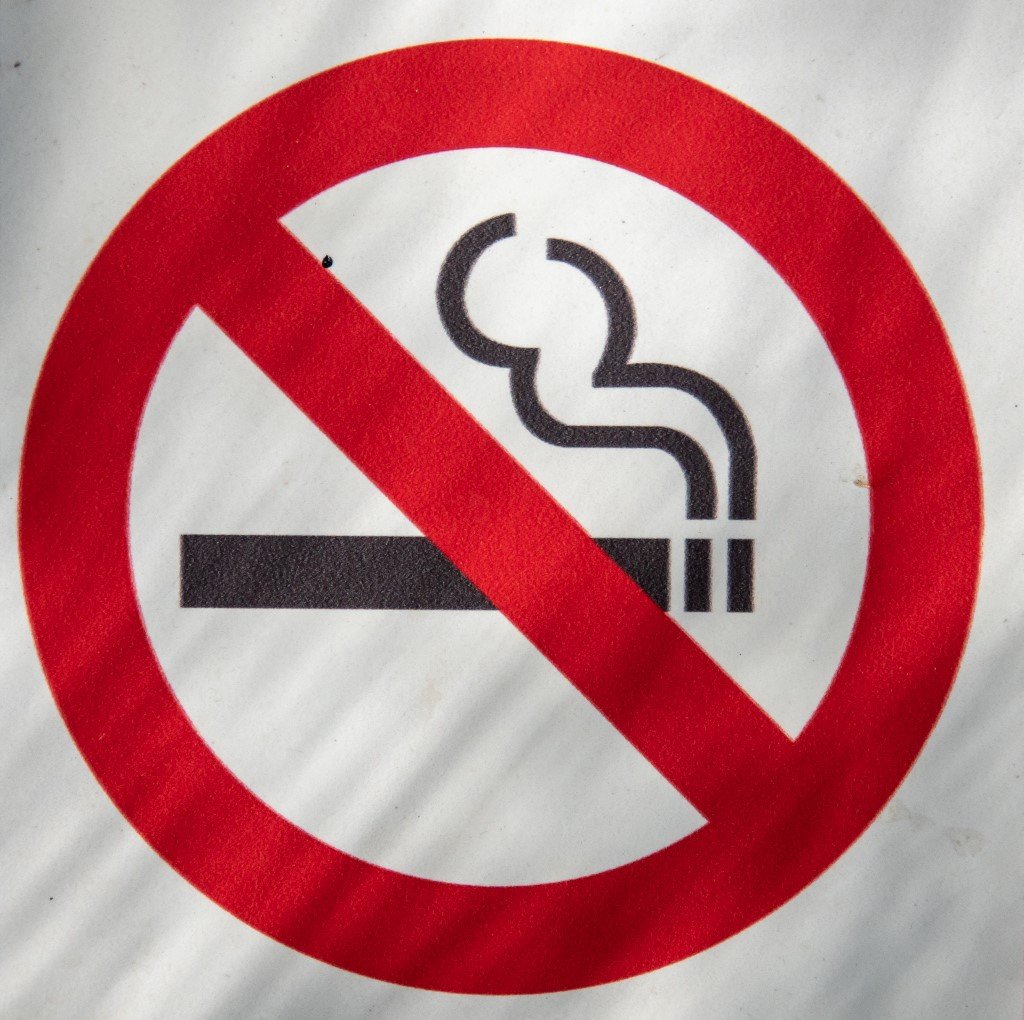 Komplikasi merokok telah menyebabkan kerugian yang besar kepada negara. - Gambar AFP