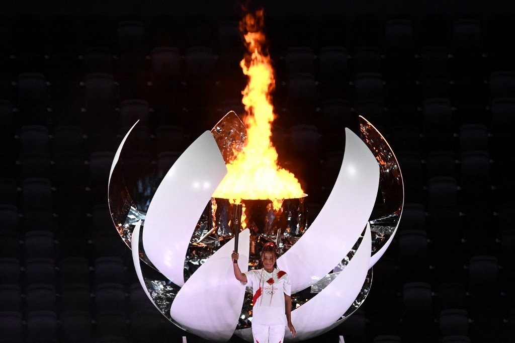 Pemain tenis Jepun yang juga juara perseorangan wanita tenis Grand Slam empat kali Naomi Osaka menyalakan kawah pada majlis perasmian Sukan Olimpik Tokyo 2020, malam tadi. - Gambar AFP 
