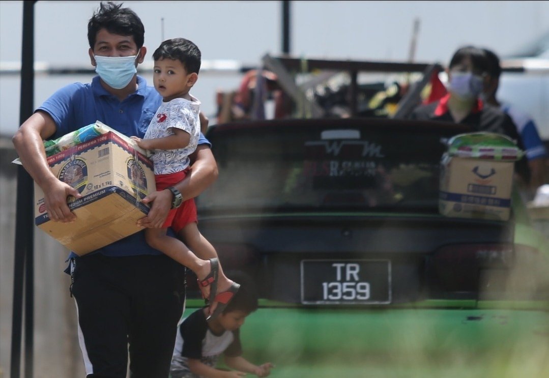 Antara penduduk perkampungan Bukit Setongkol mula menerima bantuan dari pejabat ADUN Teruntum, tengah hari tadi. 
